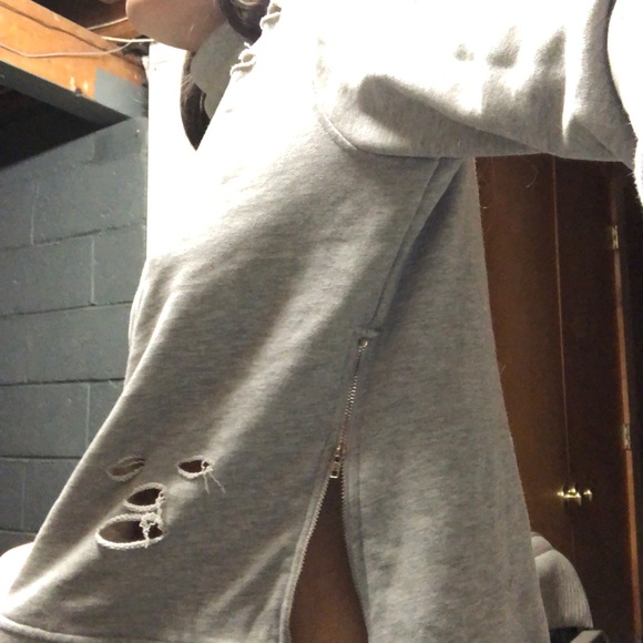 Grey turtleneck sweatshirt zip-down + ripped holes - Picture 4 of 4